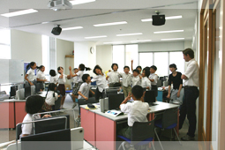 5年生の授業の様子「リズムに合わせてダンス!」